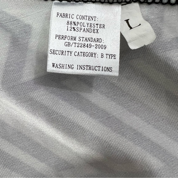 TWO piece geometric print pencil skirt and crop top - Picture 12 of 14